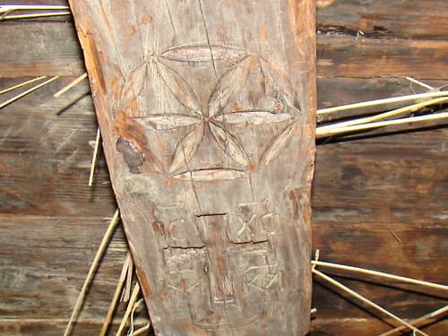 громовик на дерев'яній церкві