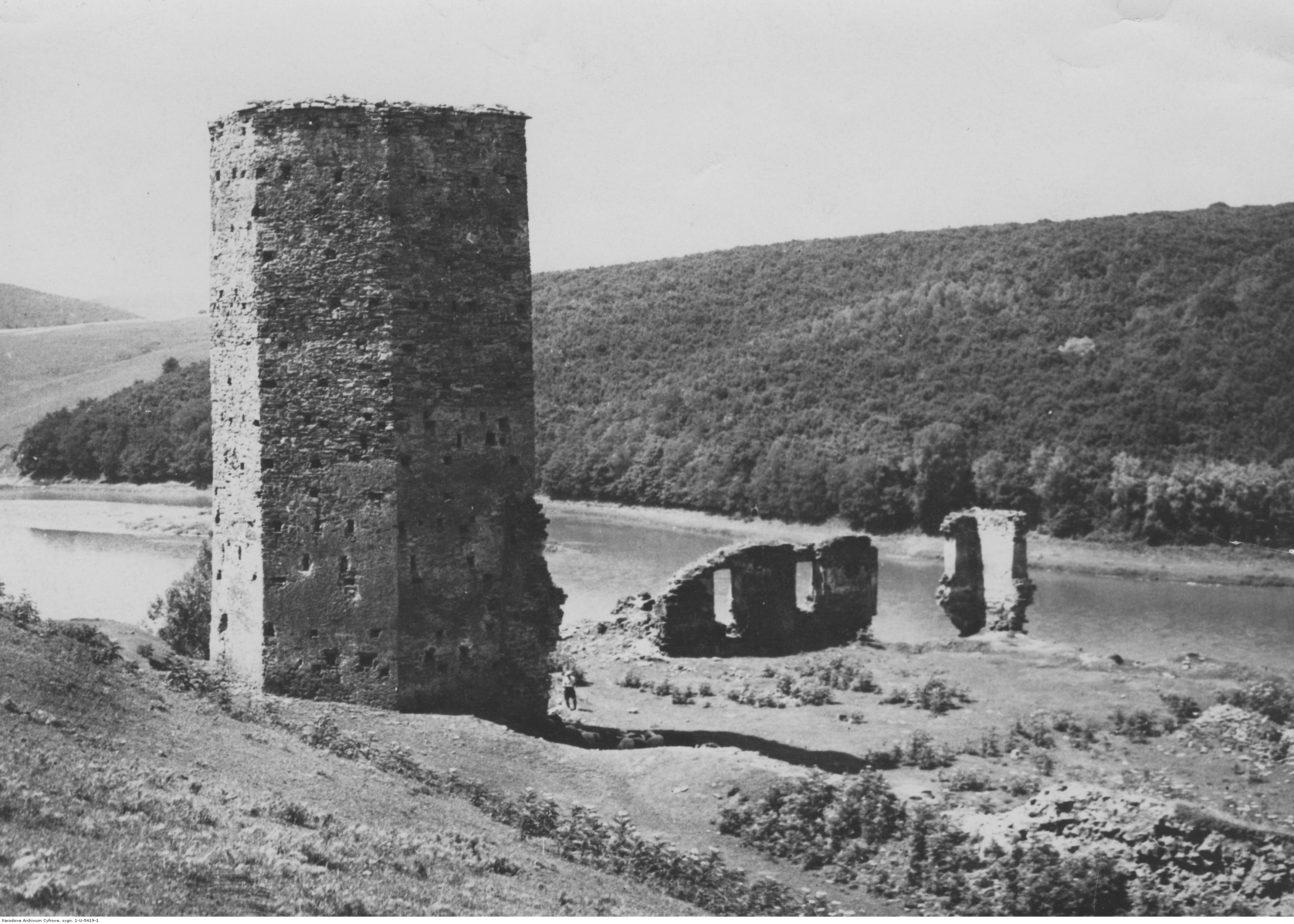 ruiny-zamku-w-rakowcu