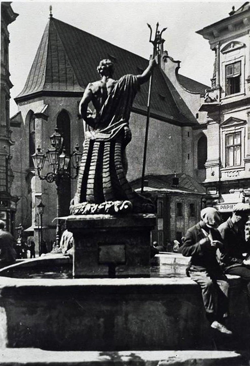 Статуя Нептуна на площі Ринок у Львові