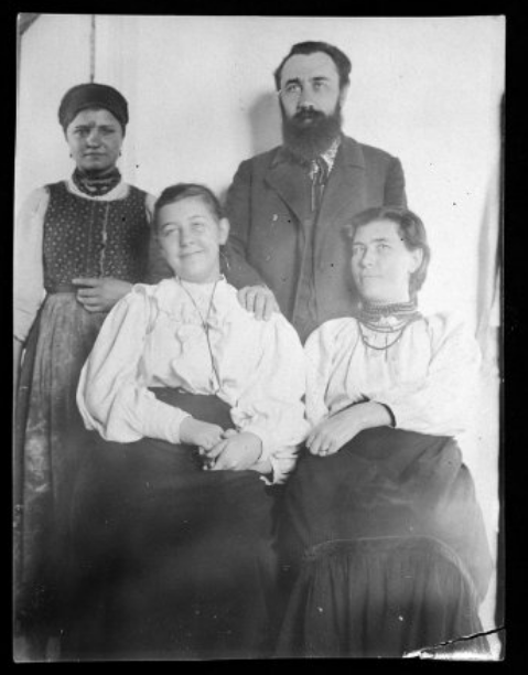 Борис Грінченко з дружиною та донькою